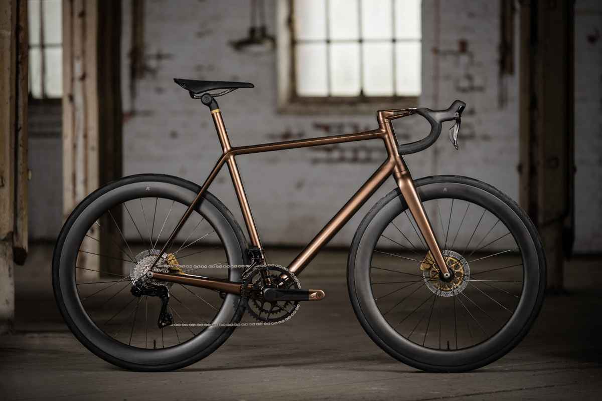 j laverack aston martin bici