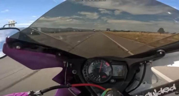 Youtuber condivide un video della corsa in moto