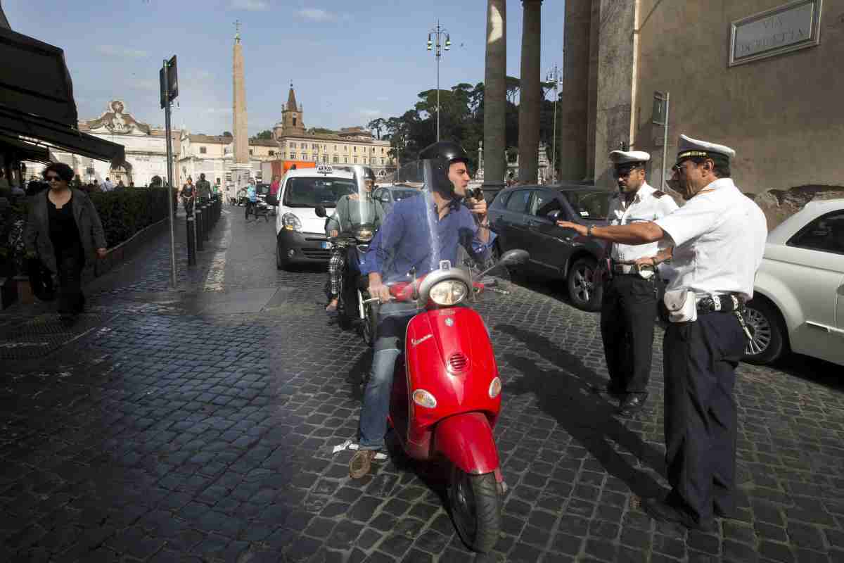 Multe per motorini che fanno zig zag nel traffico