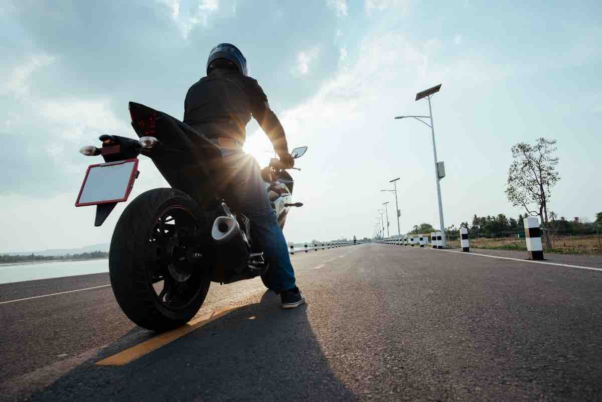 Moto, arriva la rivoluzione: ecco il nuovo gilet con airbag integrato