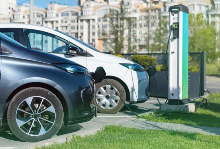 Come si identifica un’auto elettrica? Ecco i principali indizi