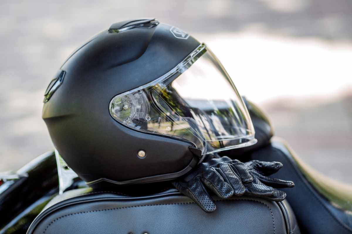 Casco integrale e guanti obbligatori