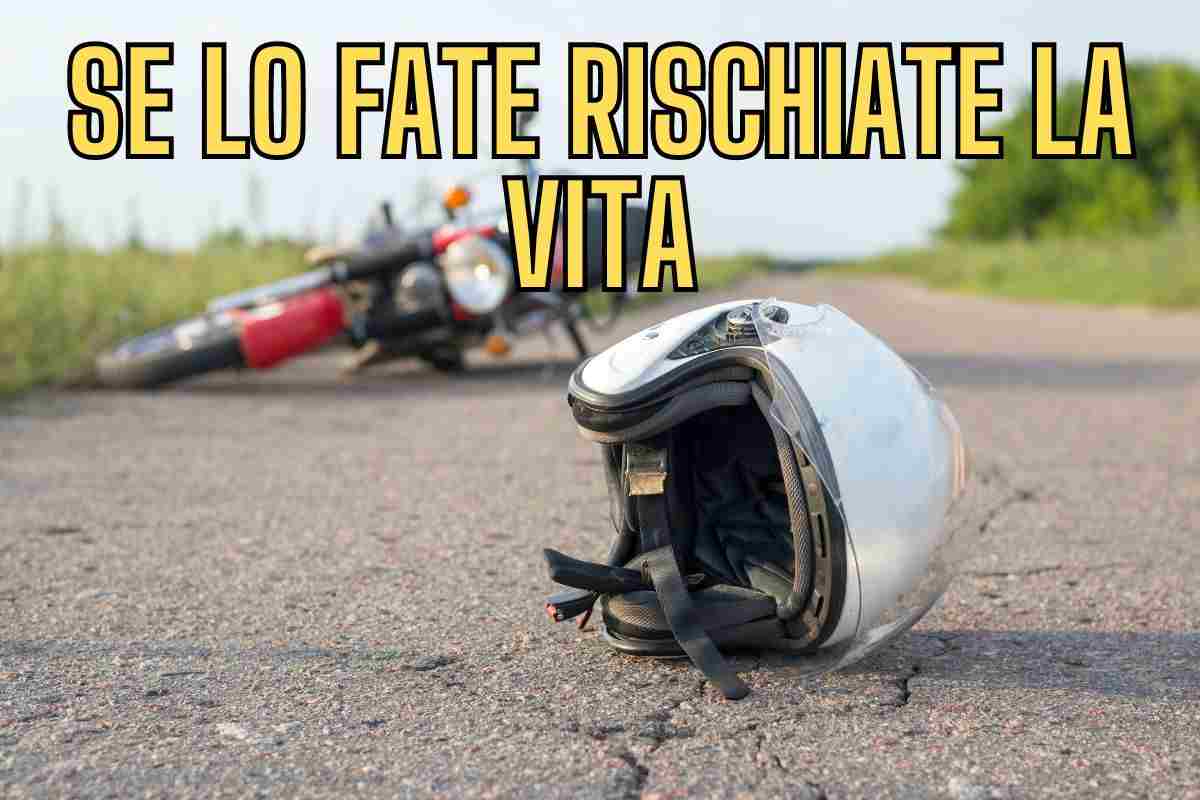 Moto, mai fare questo errore con il casco: così rischiate la vita