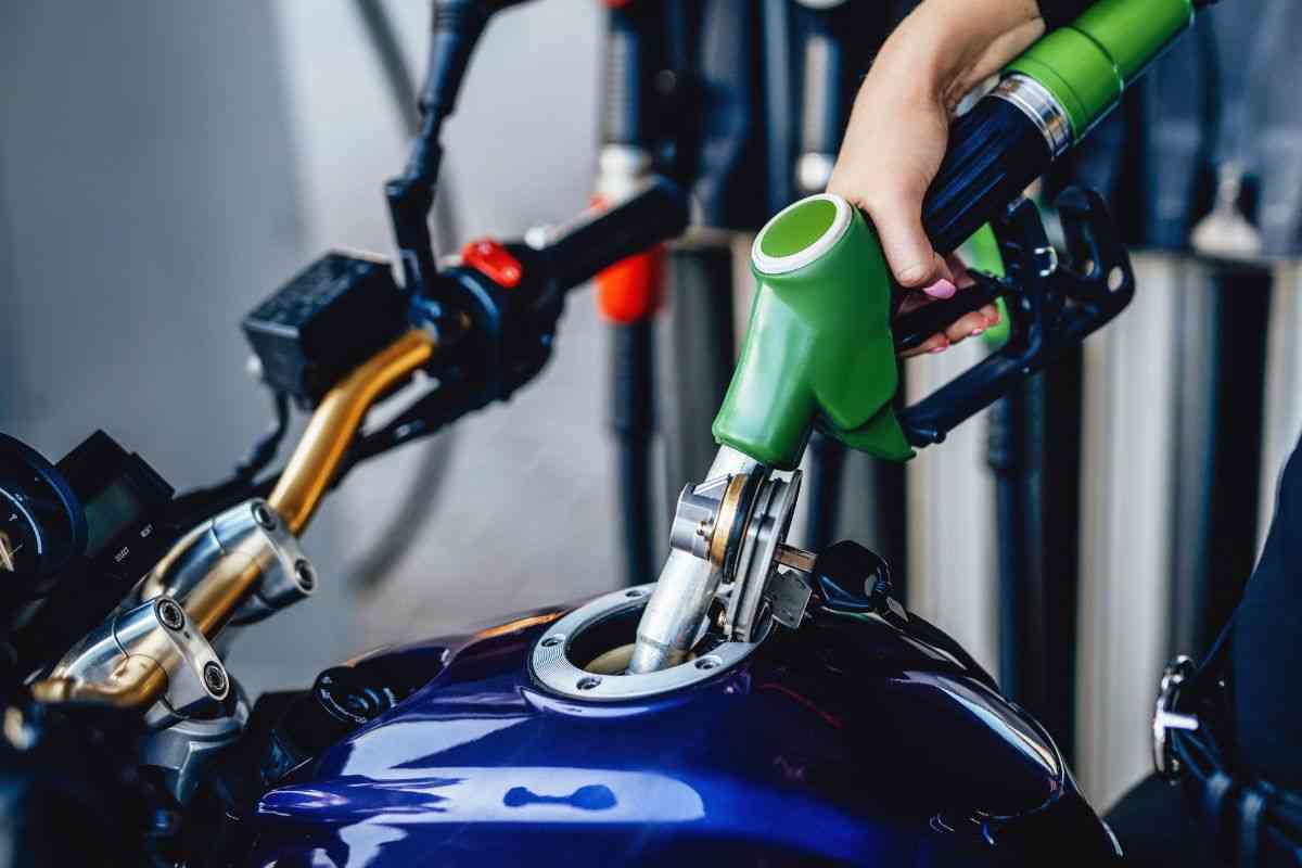 Moto, benzina ed elettrico abbandonate? C'è un carburante alternativo