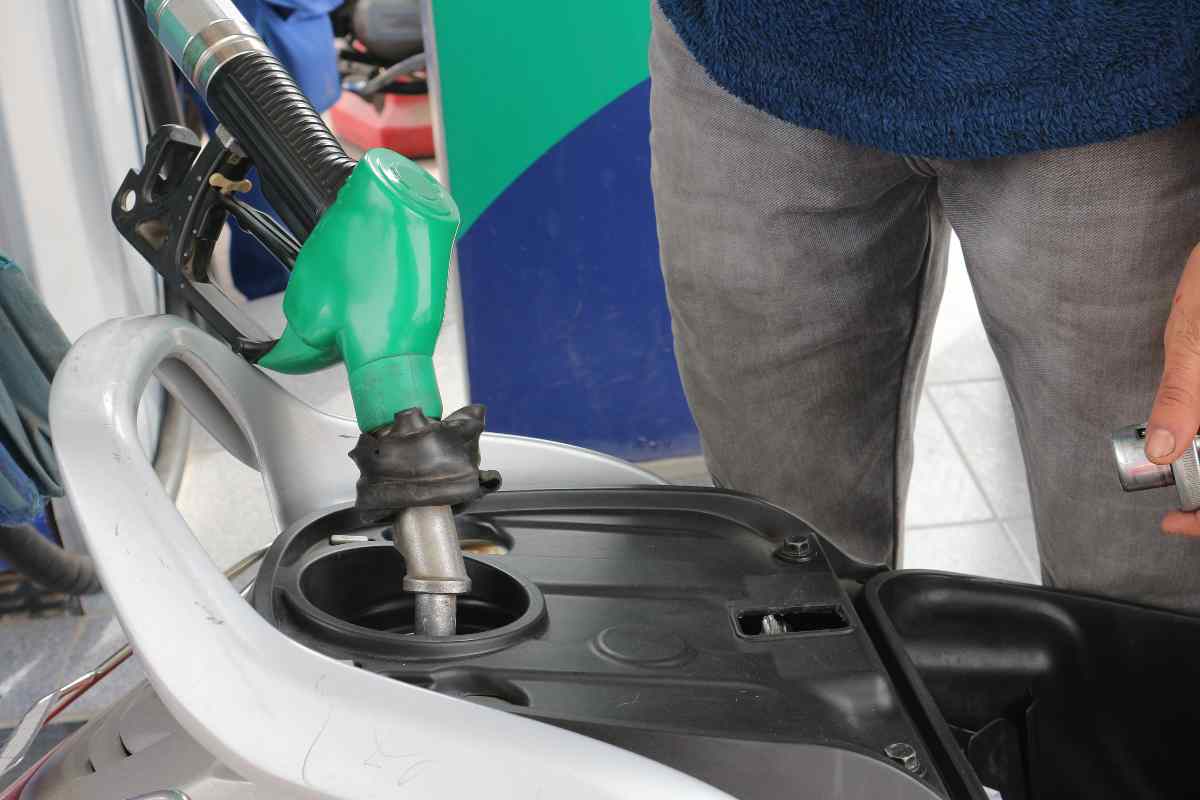 Scooter, vuoi sapere come risparmiare benzina? Ecco il segreto