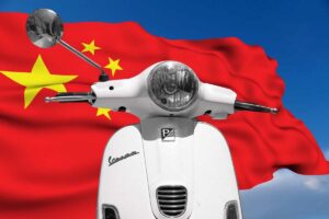 Vespa scansati, arriva lo scooter elettrico cinese: il prezzo è da urlo