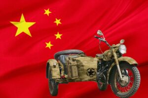 Una bandiera cinese e un sidecar