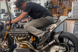 Max Hazan si mette in sella alla moto con motore Ferrari