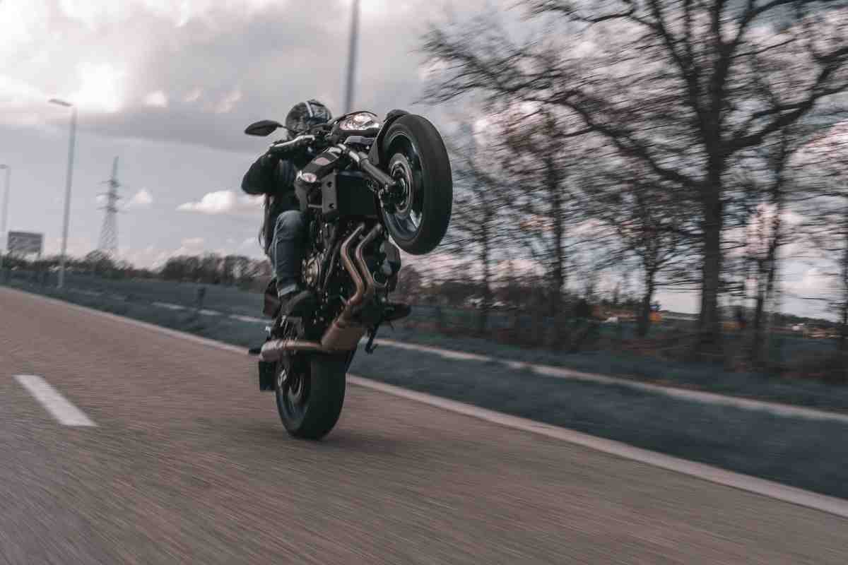 Moto che impenna
