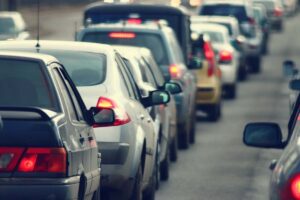 Macchine imbottigliate nel traffico