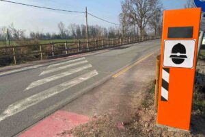 Autovelox posizionato al lato della strada