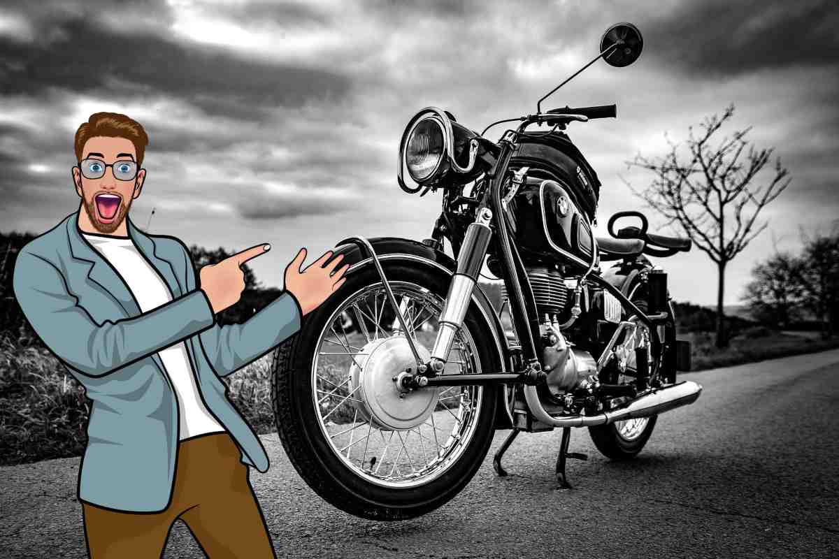 una BMW in bianco e nero e il disegno di un uomo che la indica
