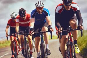 Ciclisti su strada