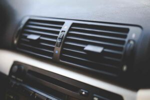 Un climatizzatore nell'automobile