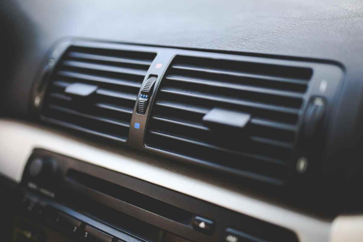 Un climatizzatore nell'automobile