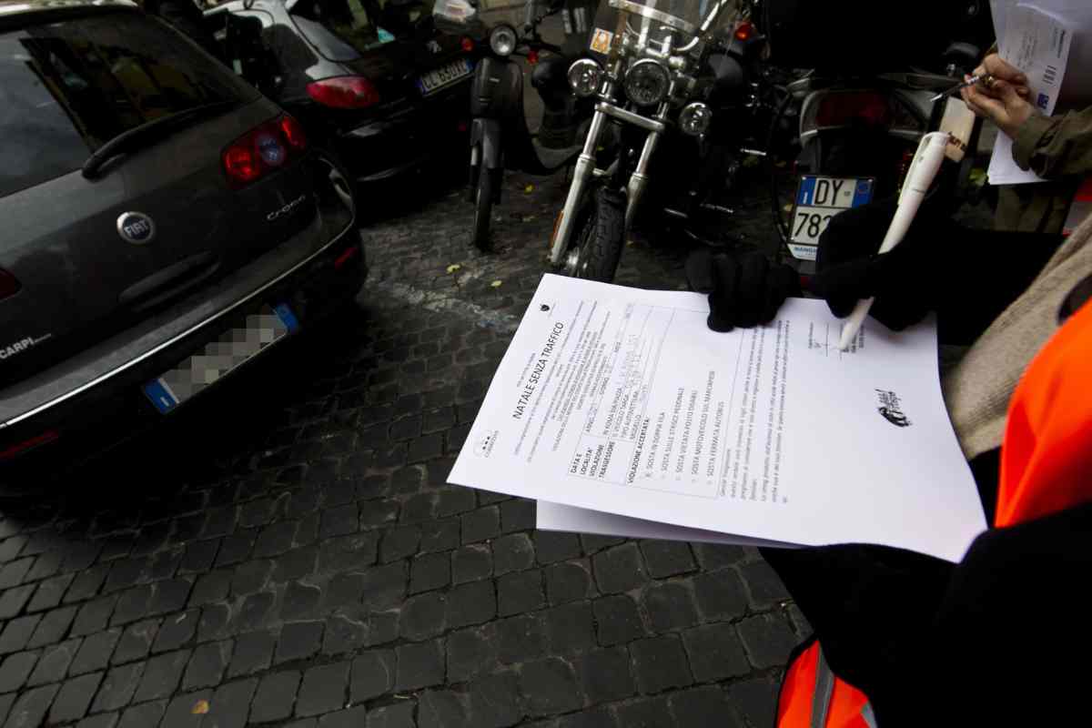 Multa per auto in doppia fila