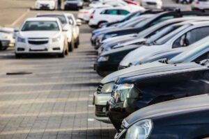 Auto parcheggiate in doppia fila