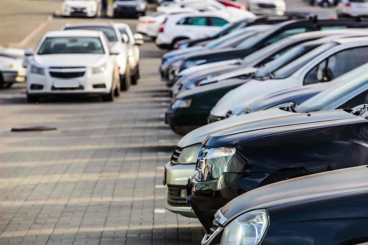 Auto parcheggiate in doppia fila
