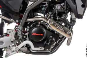 Il dettaglio del motore di una Fantic e in nome del marchio