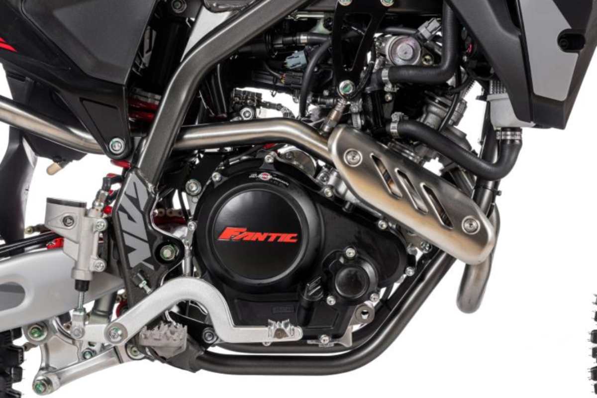 Il dettaglio del motore di una Fantic e in nome del marchio