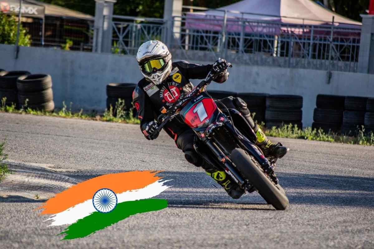 Una supermoto in circuito e la bandiera indiana