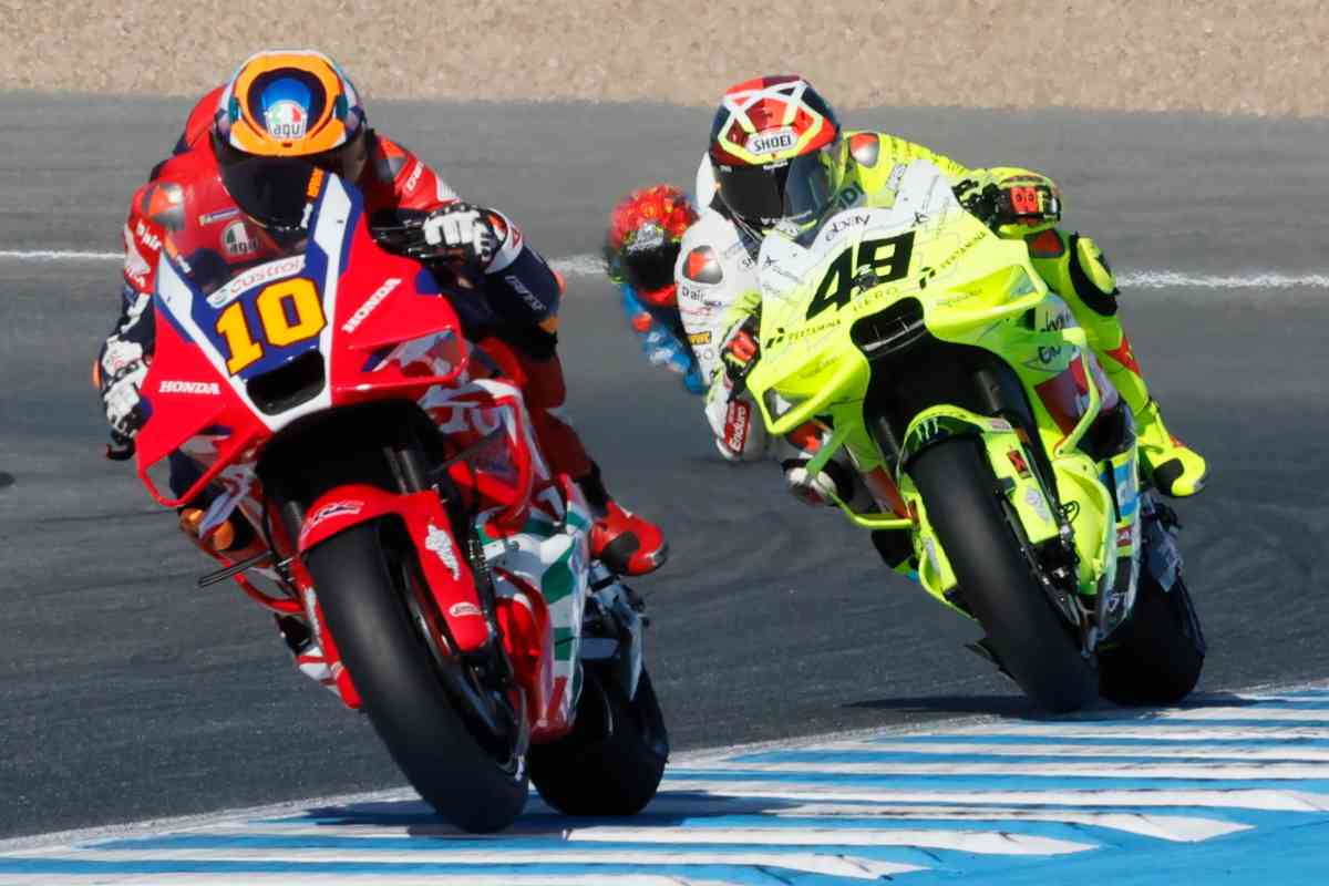 Luca Marini davanti a Di Giannantonio