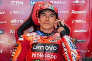 Marc Marquez seduto nel box Ducati