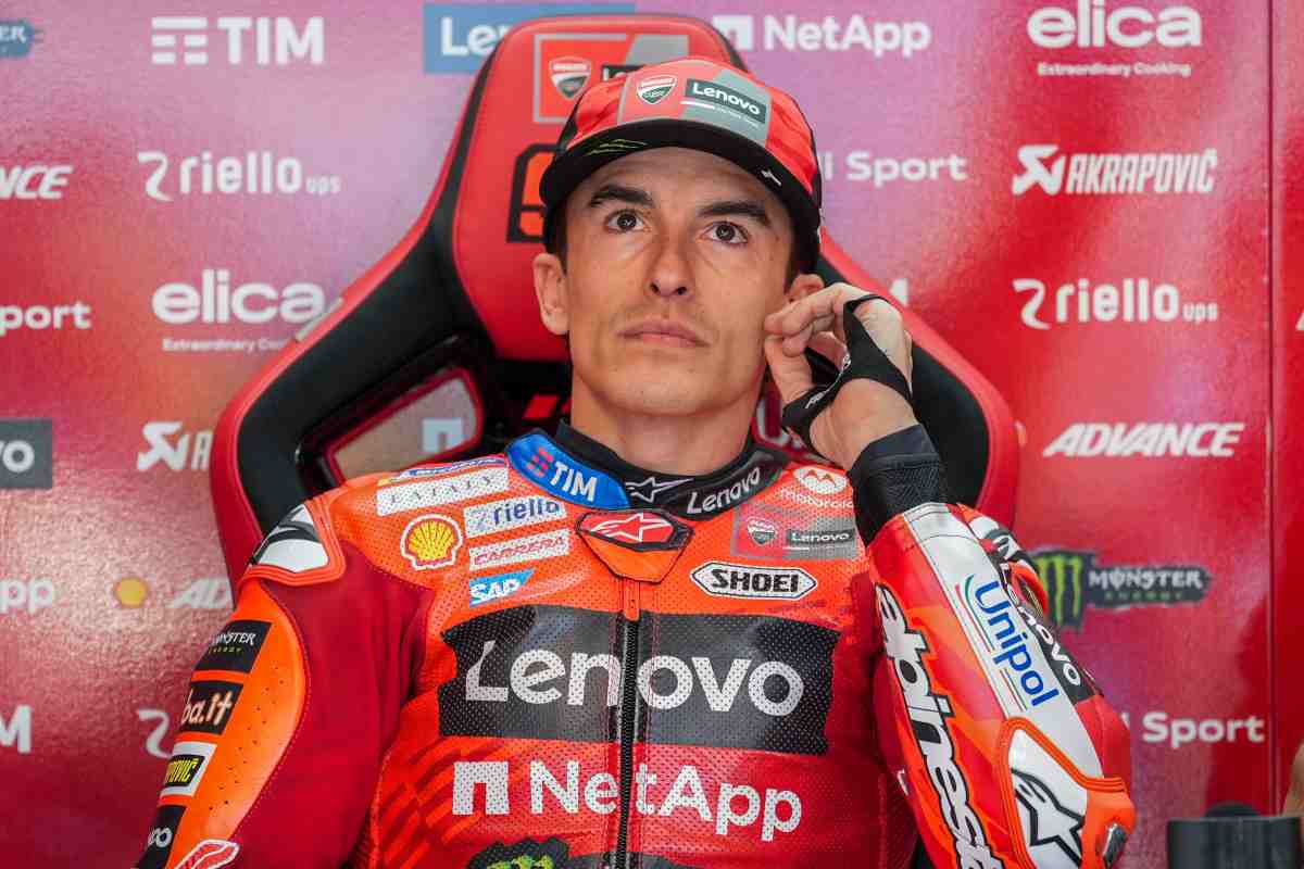 Marc Marquez seduto nel box Ducati
