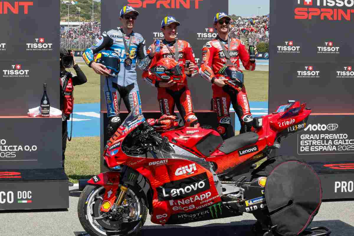 I fratelli Marquez festeggiano sul podio con Bagnaia