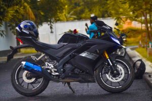Una moto Yamaha parcheggiata