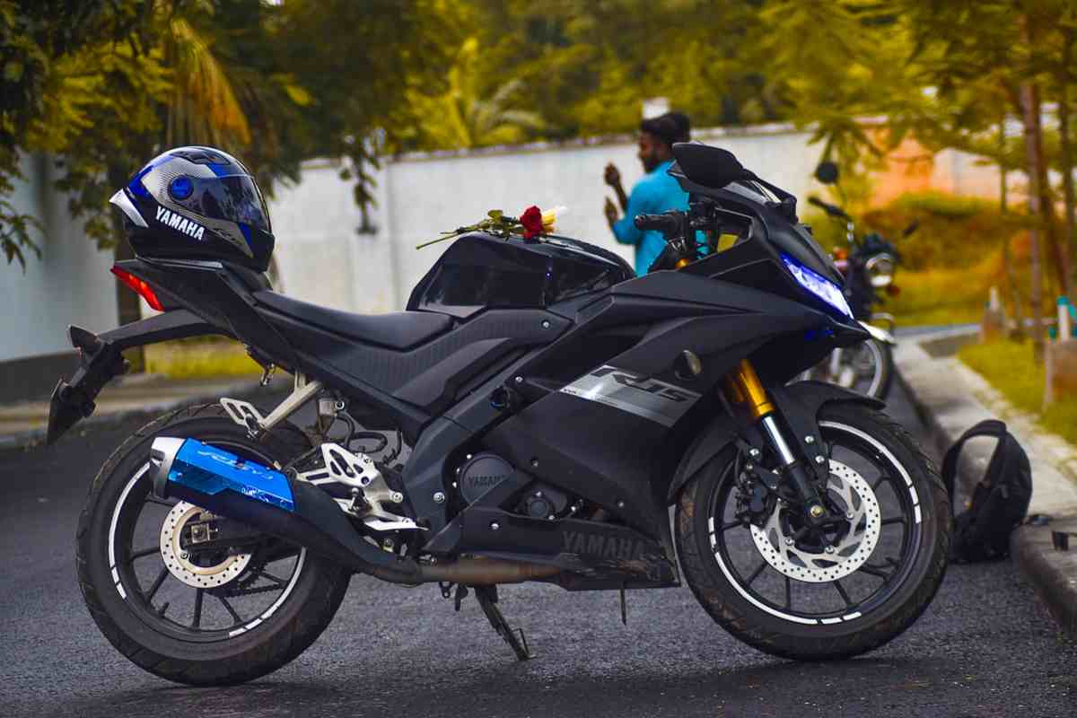 Una moto Yamaha parcheggiata