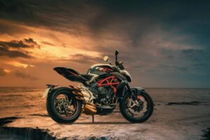 Una moto su uno sfondo naturale