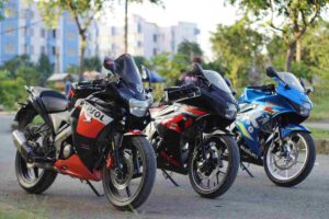 Tre moto parcheggiate