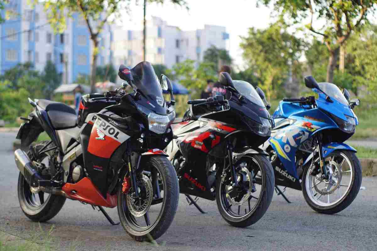 Tre moto parcheggiate