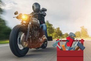 Una persona in moto e il disegno di un kit di attrezzi da lavoro