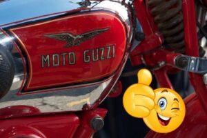 Il dettaglio di una Moto Guzzi e un emoticon con il pollice su