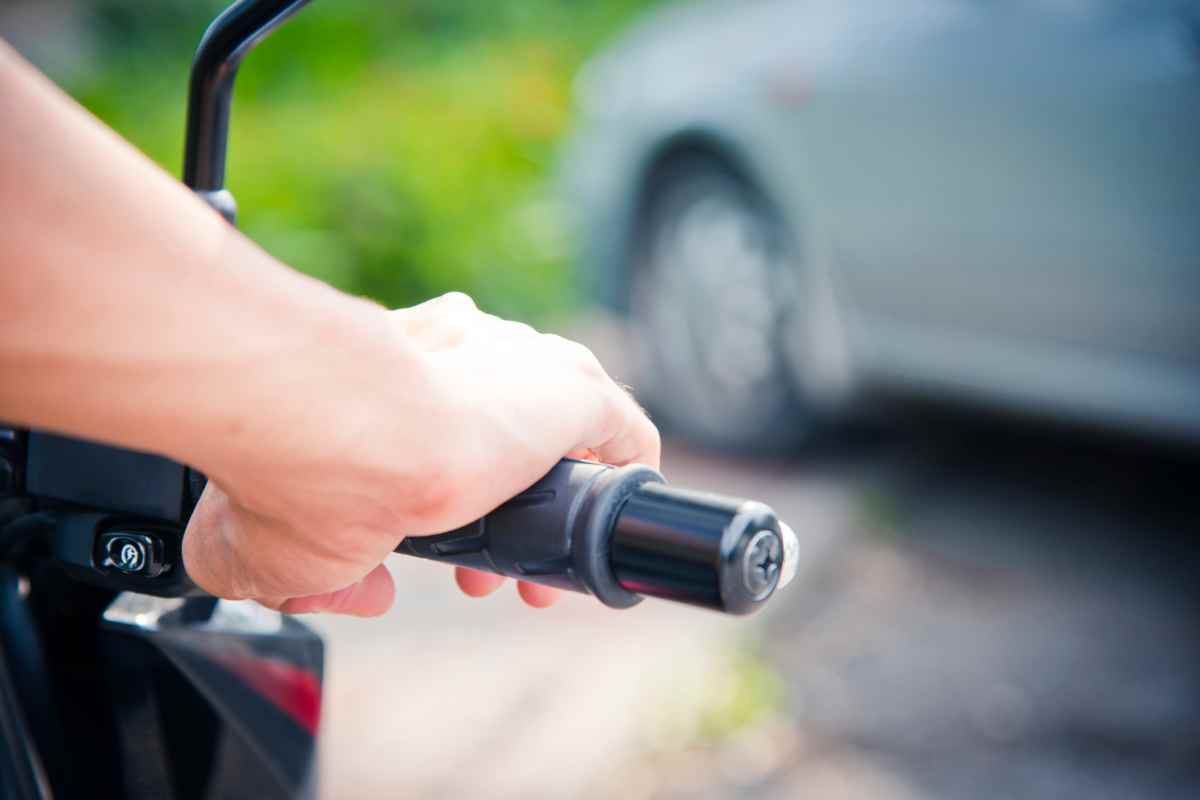 Persona alla guida di una moto