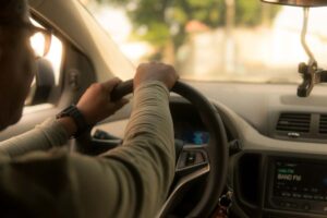 Uomo che guida un'auto