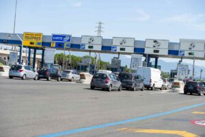 Auto in coda al casello dell'autostrada