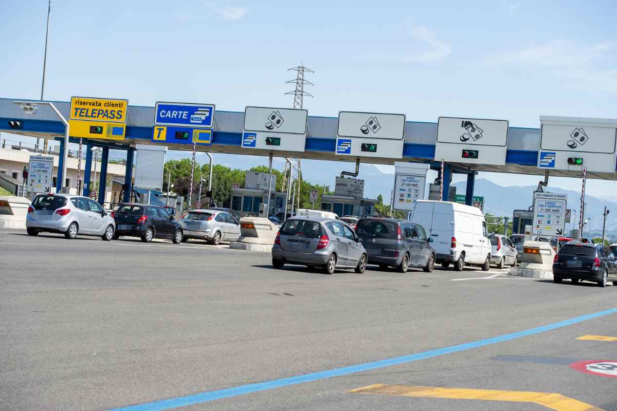 Auto in coda al casello dell'autostrada