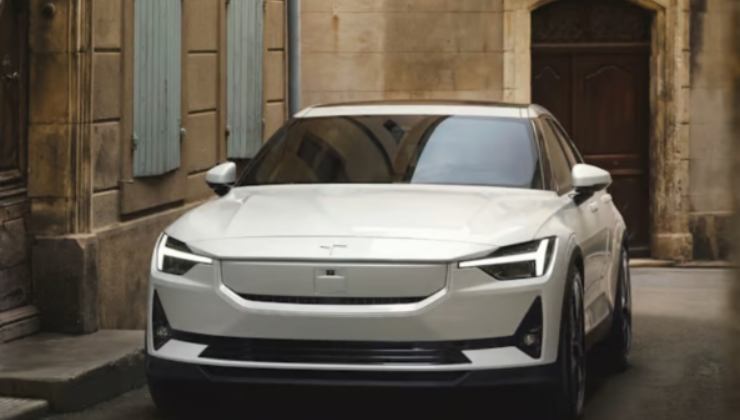 La Polestar 2 in un vicolo