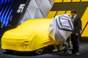 Una Renault 5 coperta dal telo