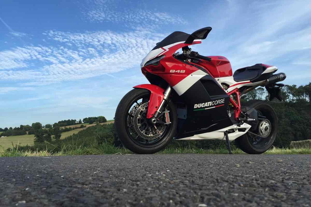Una moto Ducati parcheggiata