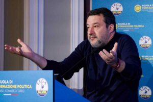 Matteo Salvini allarga le braccia sul palco durante un'iniziativa della Lega