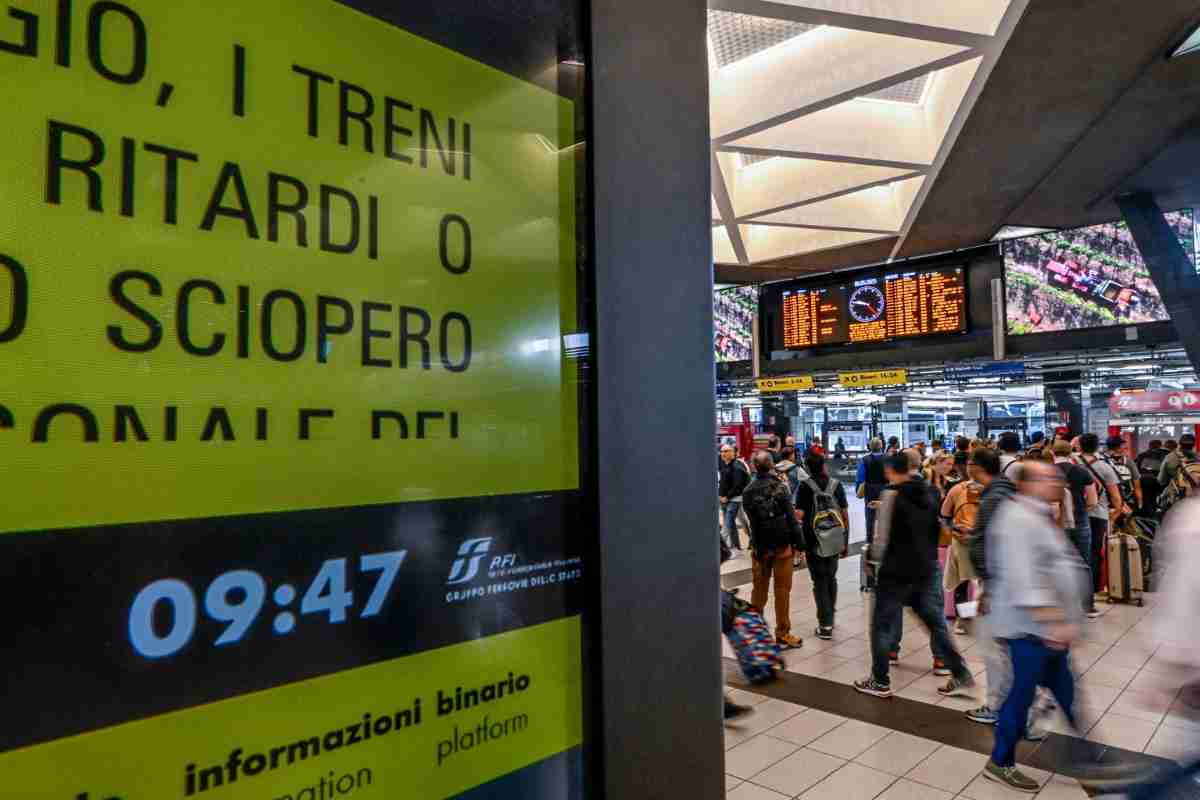 Cartello che annuncia lo sciopero treni
