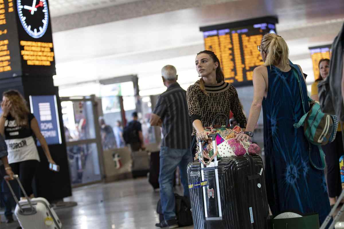 Viaggiatrice in aeroporto con il trolley