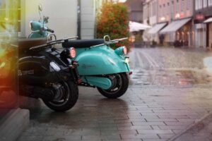 Due scooter parcheggiati in strada
