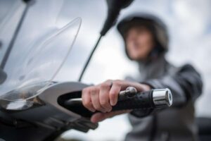 Conducente alla guida di uno scooter