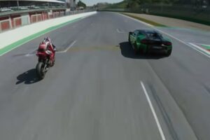 Lamborghini Temerario in pista con la Ducati Panigale V4