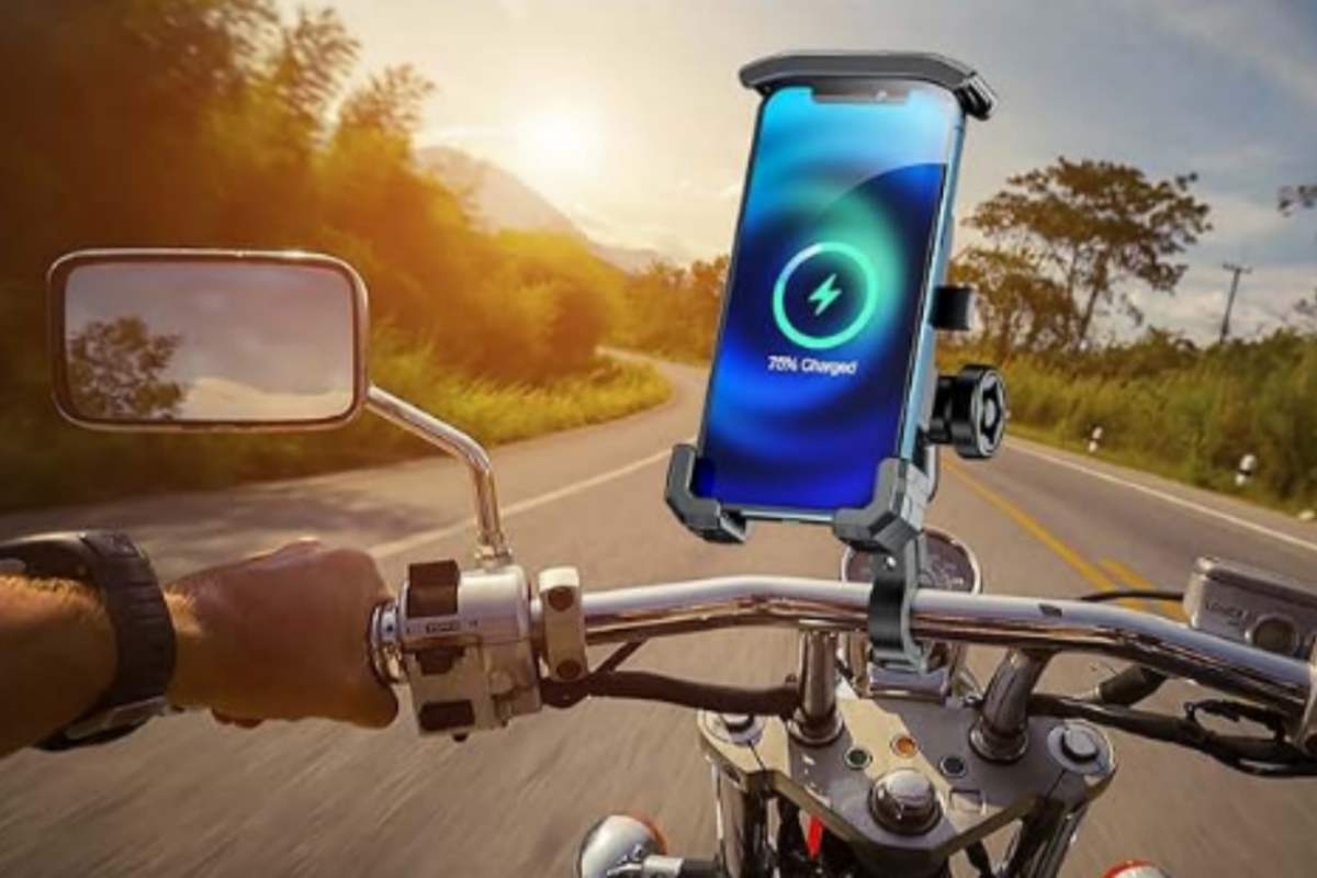 Un supporto per smartphone installato sul manubrio della moto
